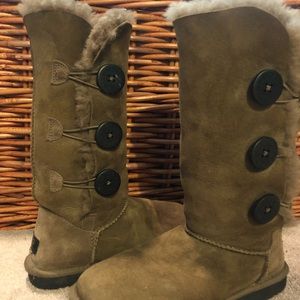 UGG Bailey Button Triplet II Boot in Chocolate Brown. Size 5.
